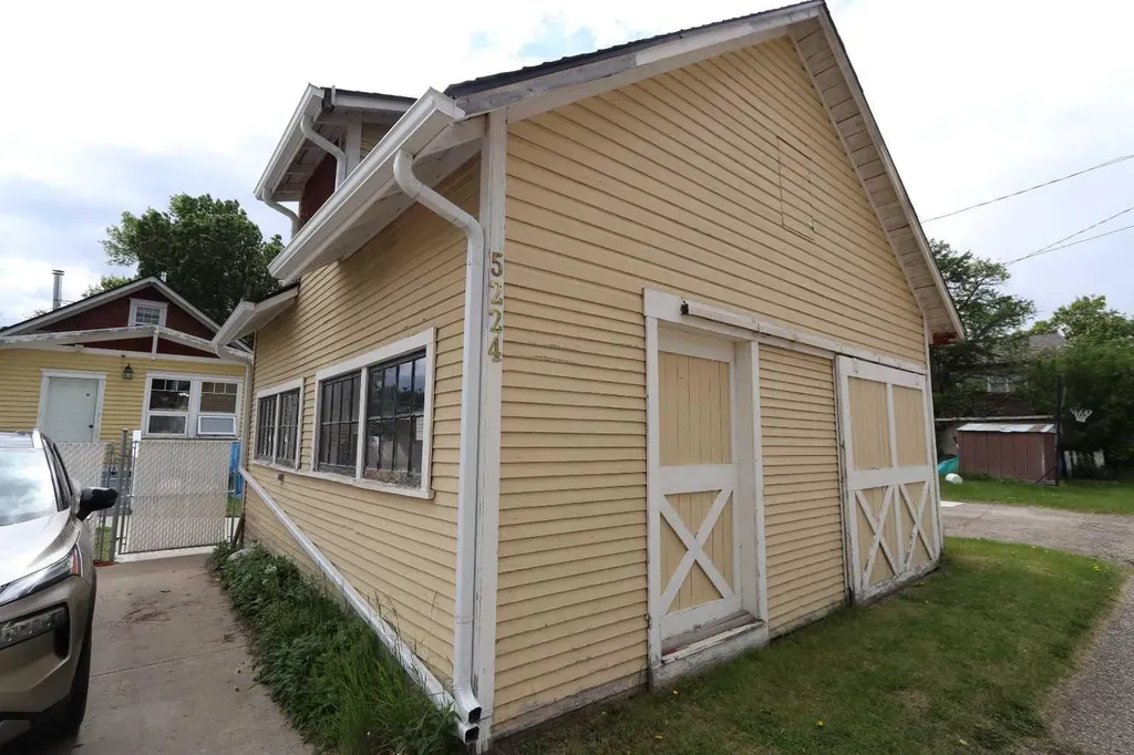 5224 51 Avenue Ponoka AB T4J 1H8