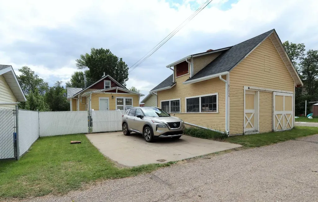 5224 51 Avenue Ponoka AB T4J 1H8