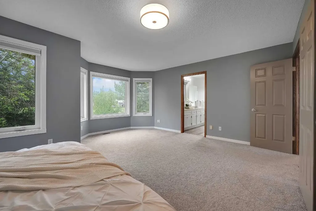 92 Douglas Woods Grove SE Calgary AB T2Z 2H7