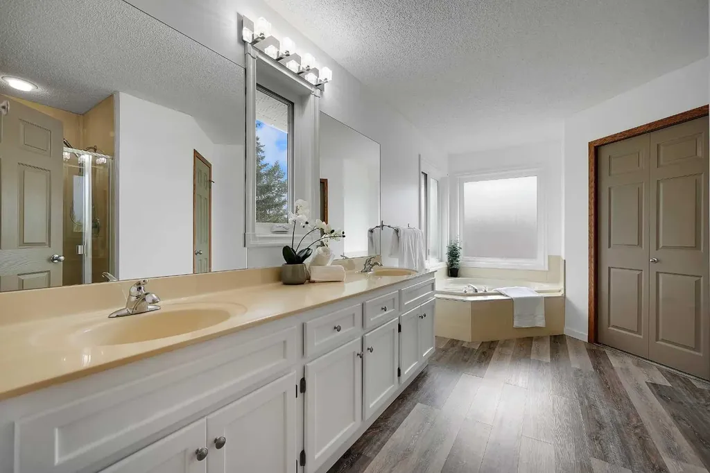 92 Douglas Woods Grove SE Calgary AB T2Z 2H7