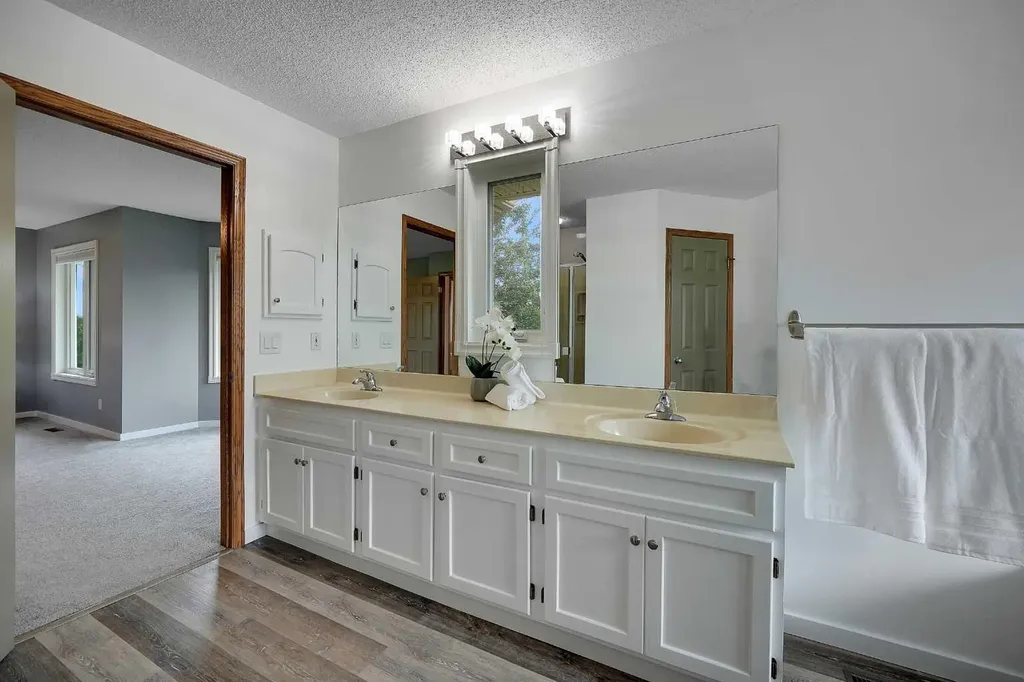 92 Douglas Woods Grove SE Calgary AB T2Z 2H7