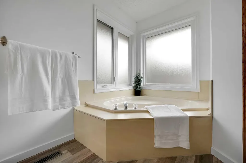 92 Douglas Woods Grove SE Calgary AB T2Z 2H7