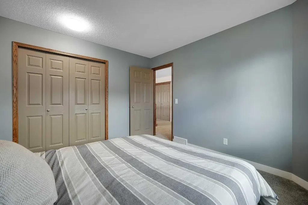 92 Douglas Woods Grove SE Calgary AB T2Z 2H7