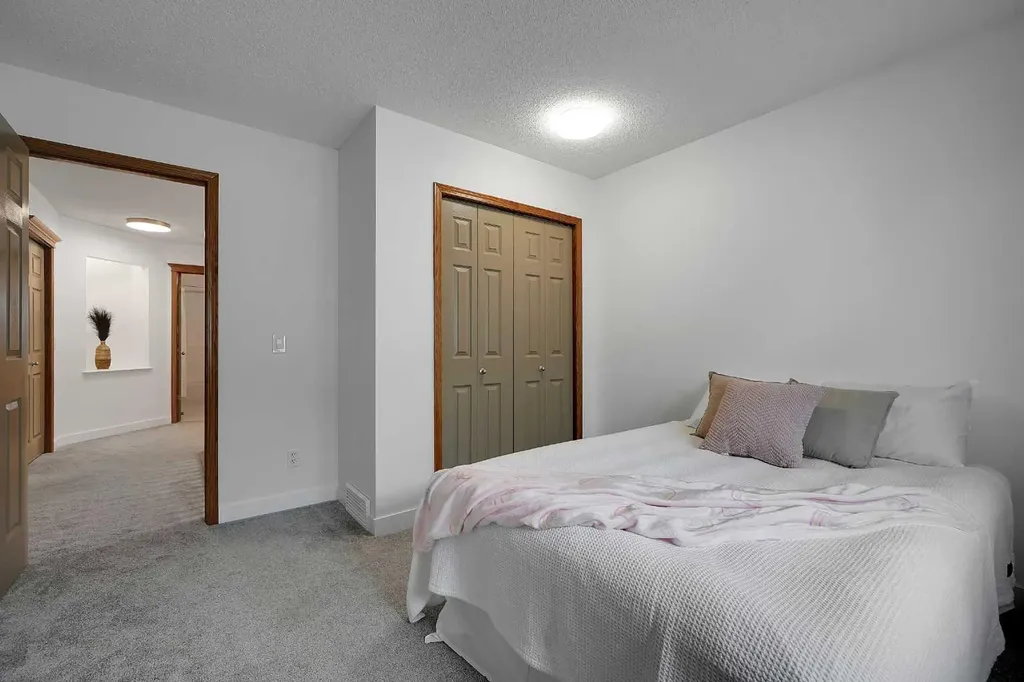 92 Douglas Woods Grove SE Calgary AB T2Z 2H7