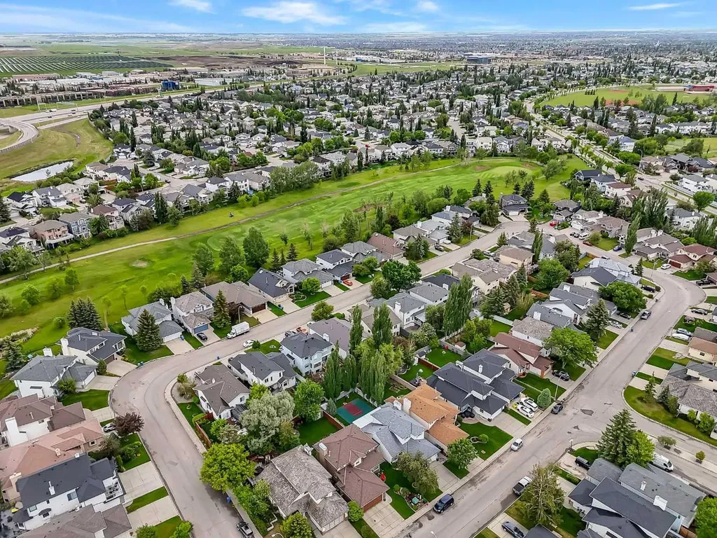 92 Douglas Woods Grove SE Calgary AB T2Z 2H7