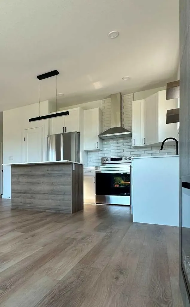 5537 51 Avenue Lacombe AB T4L 1K9