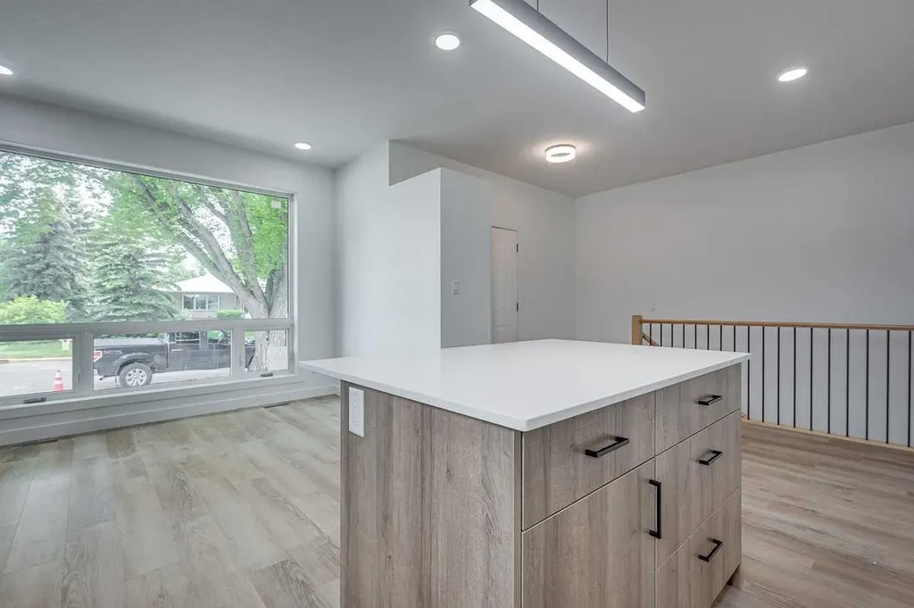 5537 51 Avenue Lacombe AB T4L 1K9