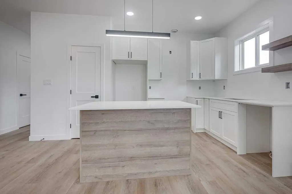5537 51 Avenue Lacombe AB T4L 1K9
