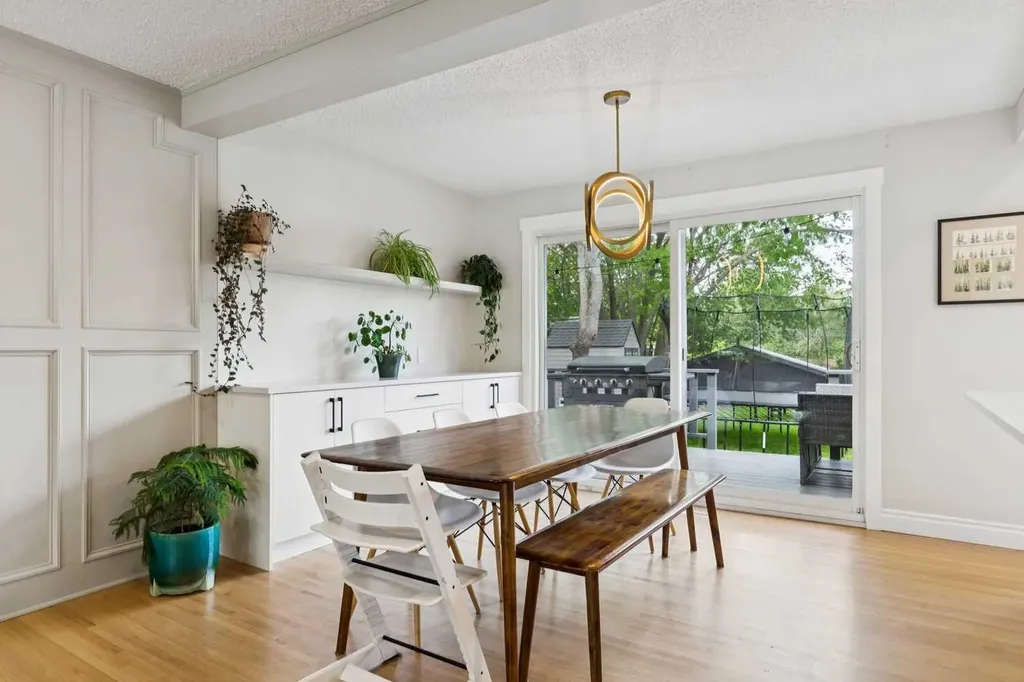 116 Gloucester Crescent SW Calgary AB T3E4V2