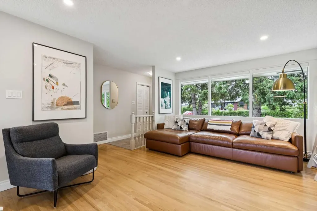 116 Gloucester Calgary AB T3E4V2