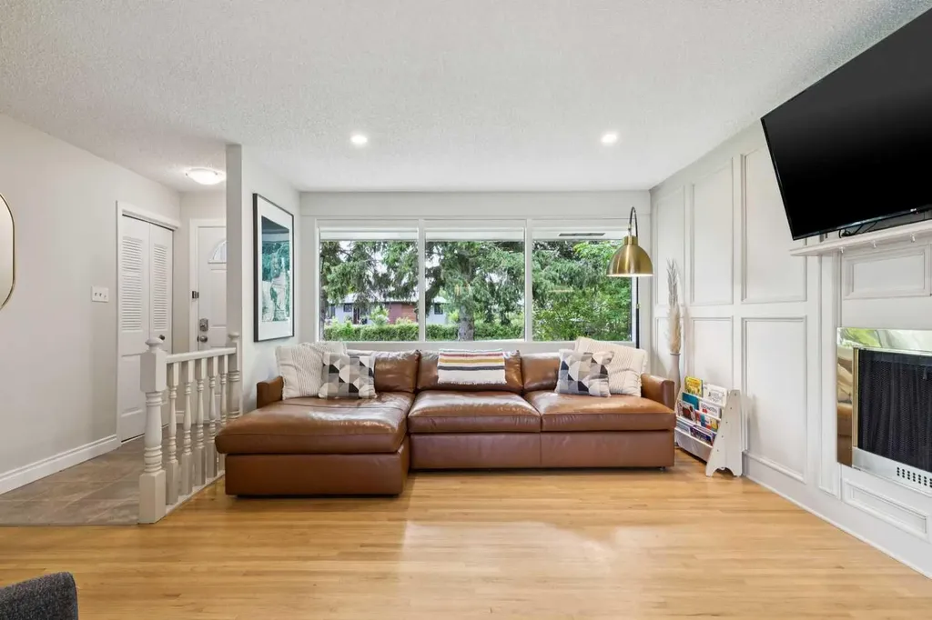 116 Gloucester Crescent SW Calgary AB T3E4V2