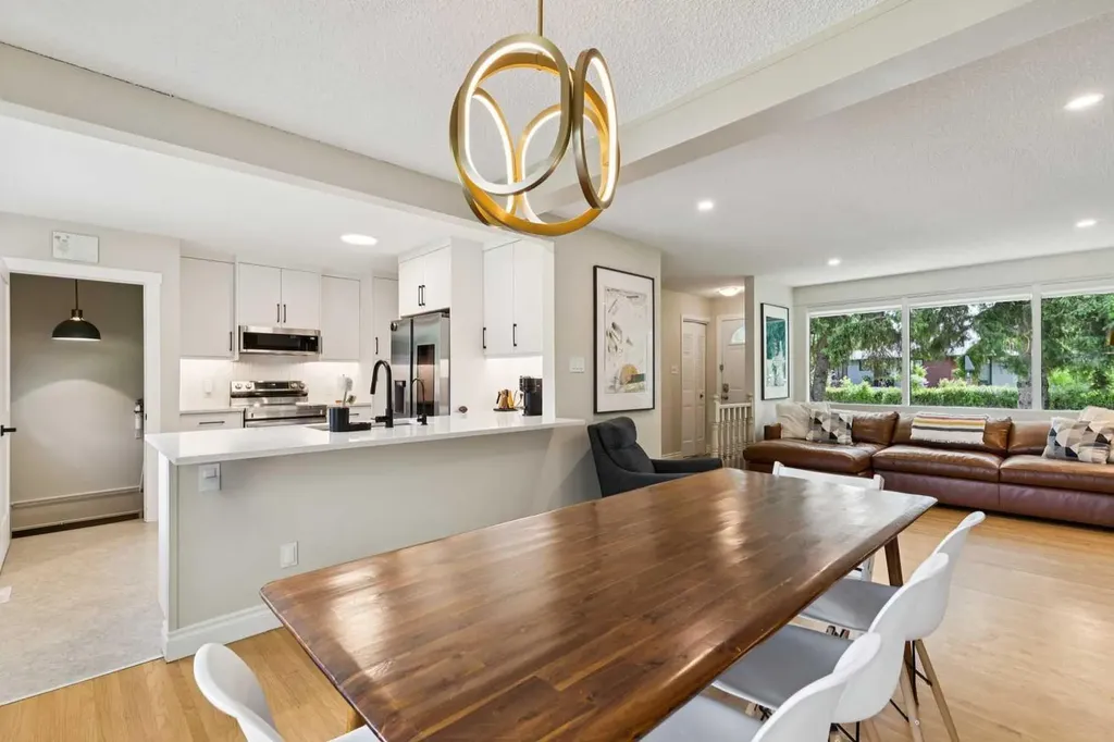 116 Gloucester Crescent SW Calgary AB T3E4V2