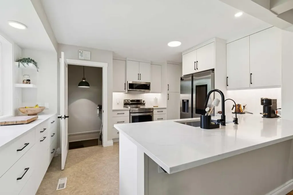 116 Gloucester Crescent SW Calgary AB T3E4V2