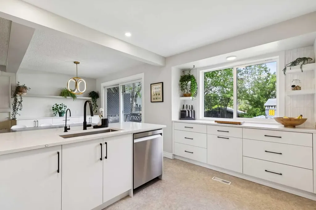 116 Gloucester Crescent SW Calgary AB T3E4V2