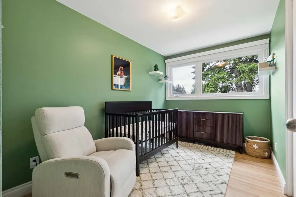 116 Gloucester Crescent SW Calgary AB T3E4V2