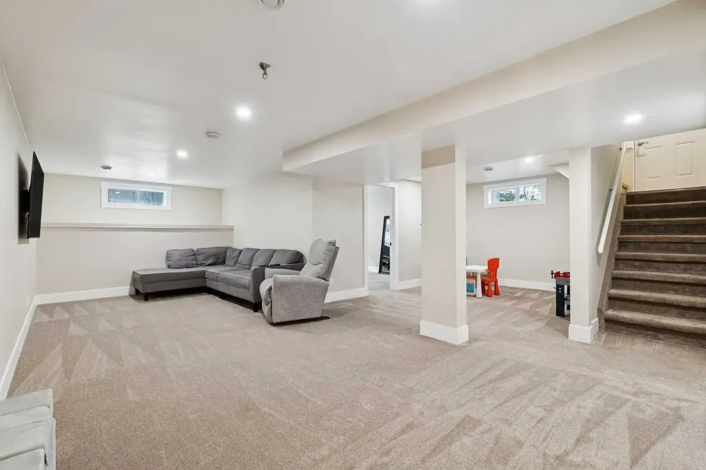 116 Gloucester Crescent SW Calgary AB T3E4V2