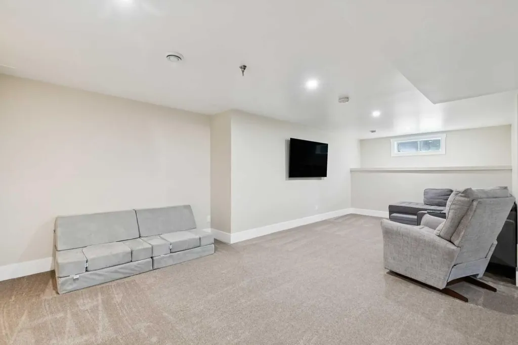 116 Gloucester Crescent SW Calgary AB T3E4V2