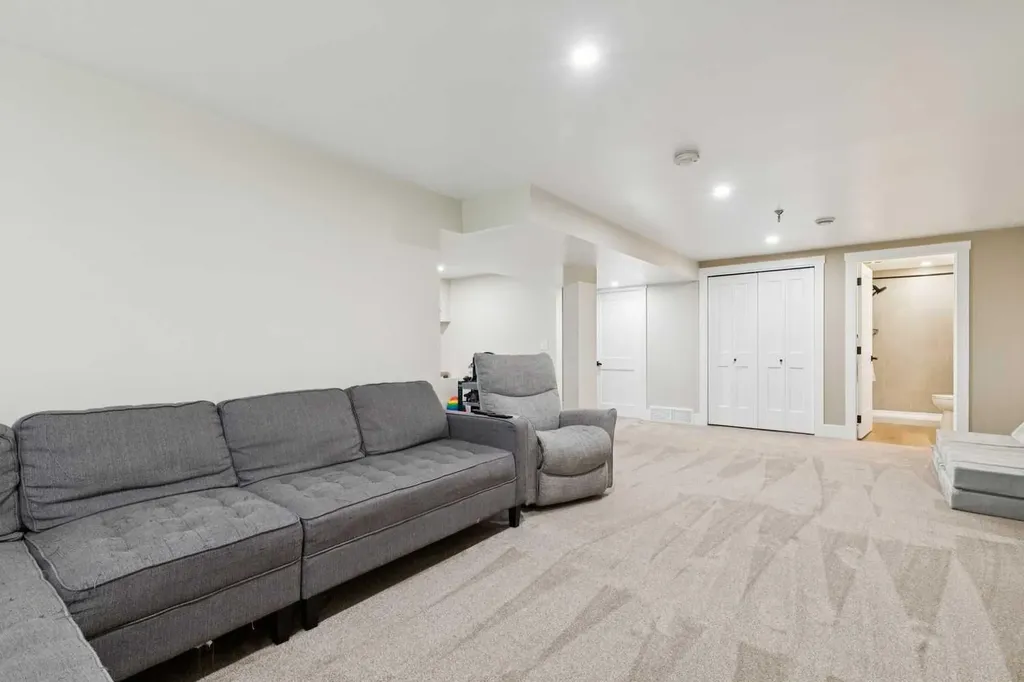 116 Gloucester Crescent SW Calgary AB T3E4V2