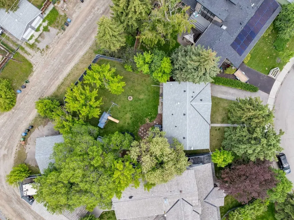 116 Gloucester Crescent SW Calgary AB T3E4V2