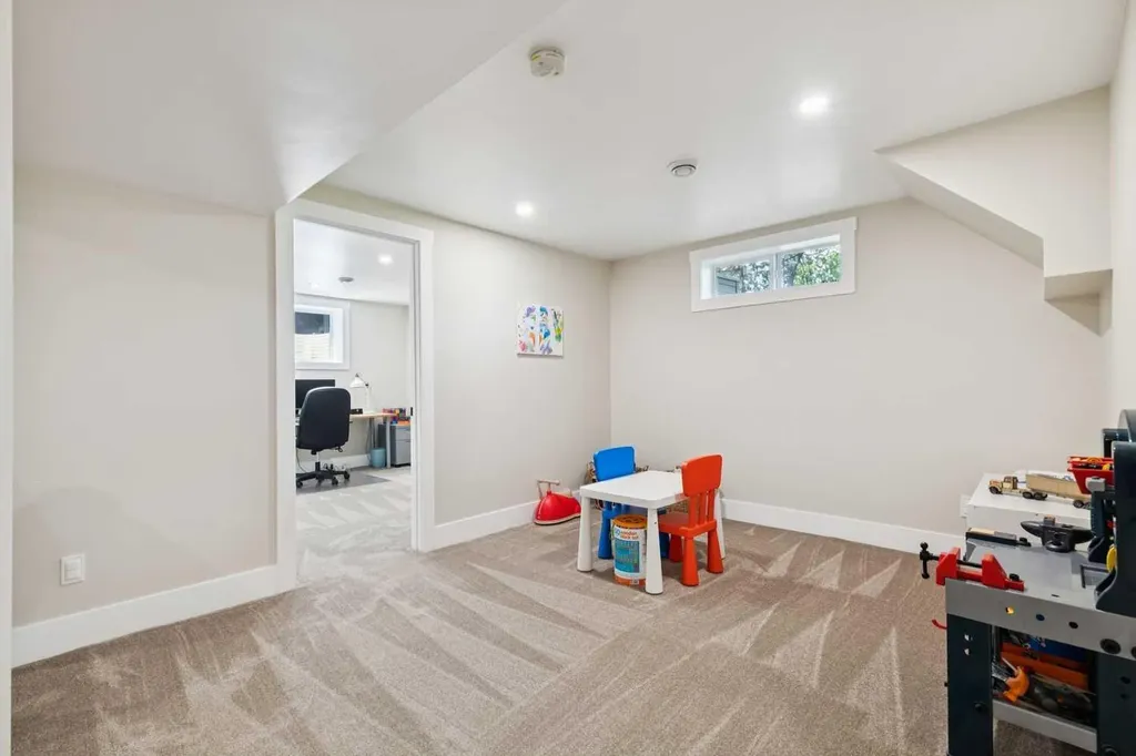 116 Gloucester Crescent SW Calgary AB T3E4V2