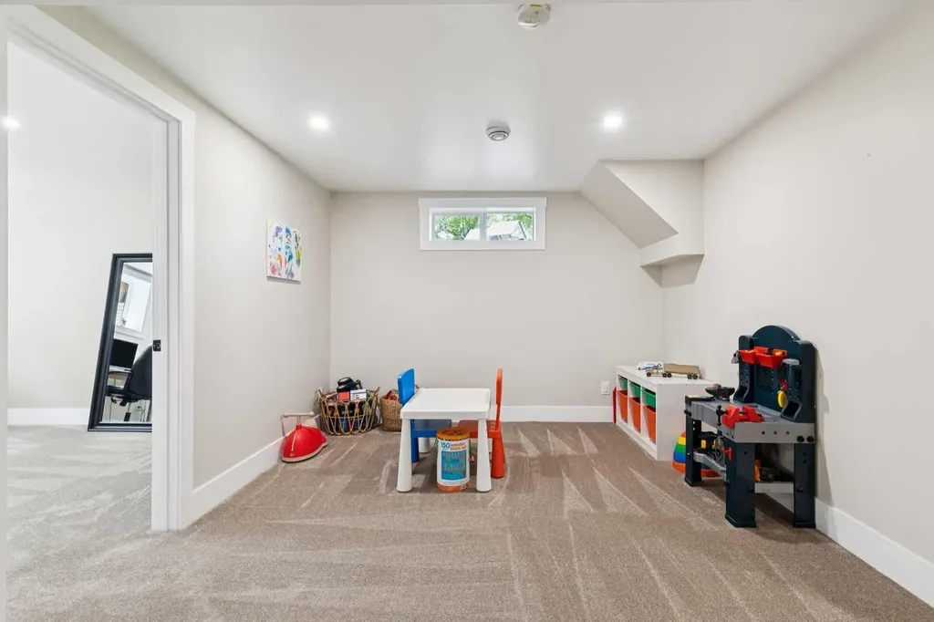 116 Gloucester Crescent SW Calgary AB T3E4V2