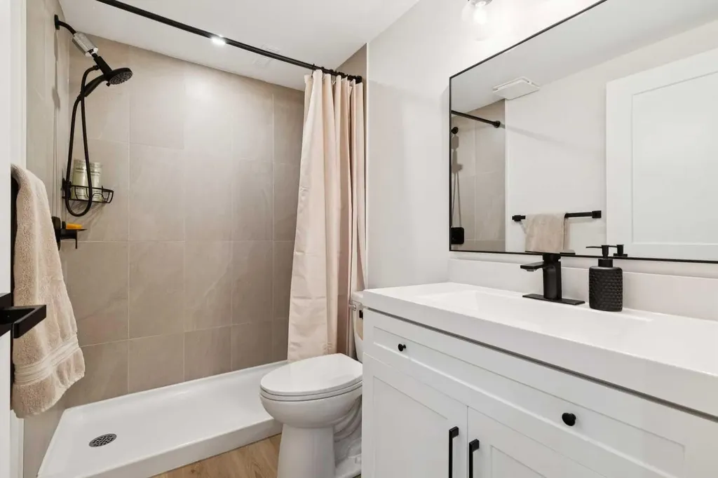 116 Gloucester Calgary AB T3E4V2