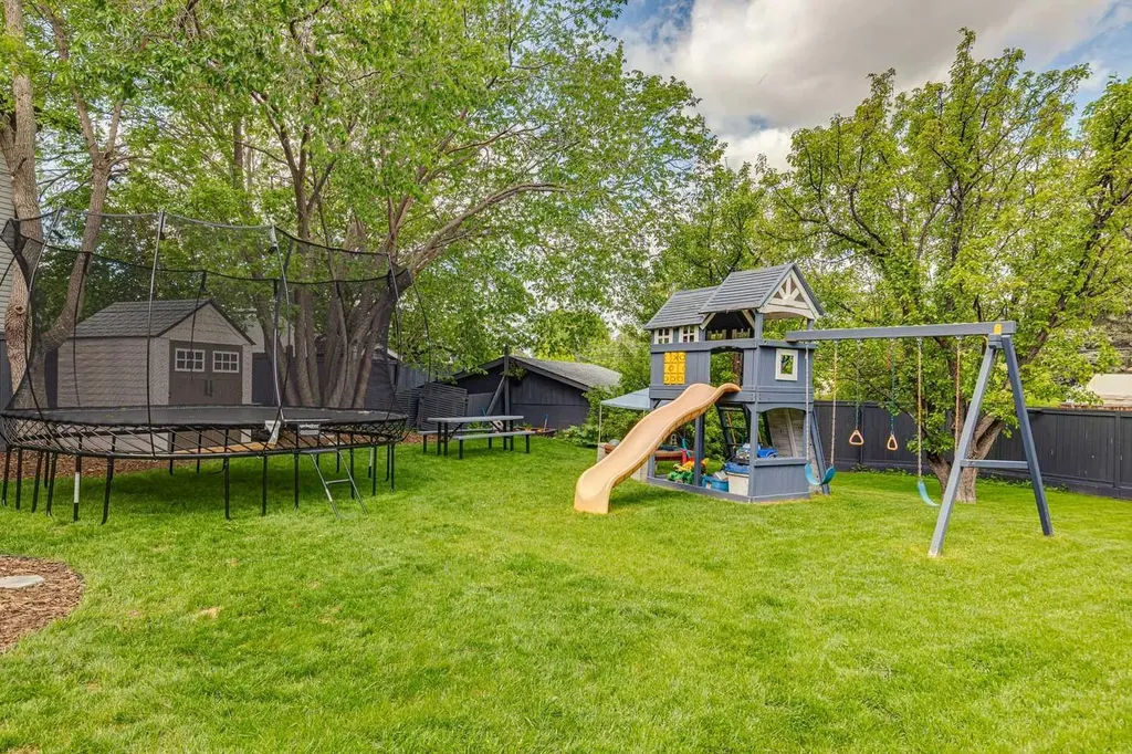 116 Gloucester Crescent SW Calgary AB T3E4V2