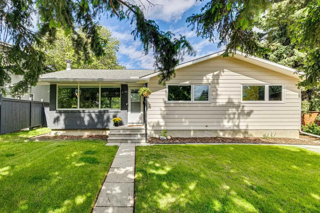 116 Gloucester Crescent SW Calgary AB T3E4V2