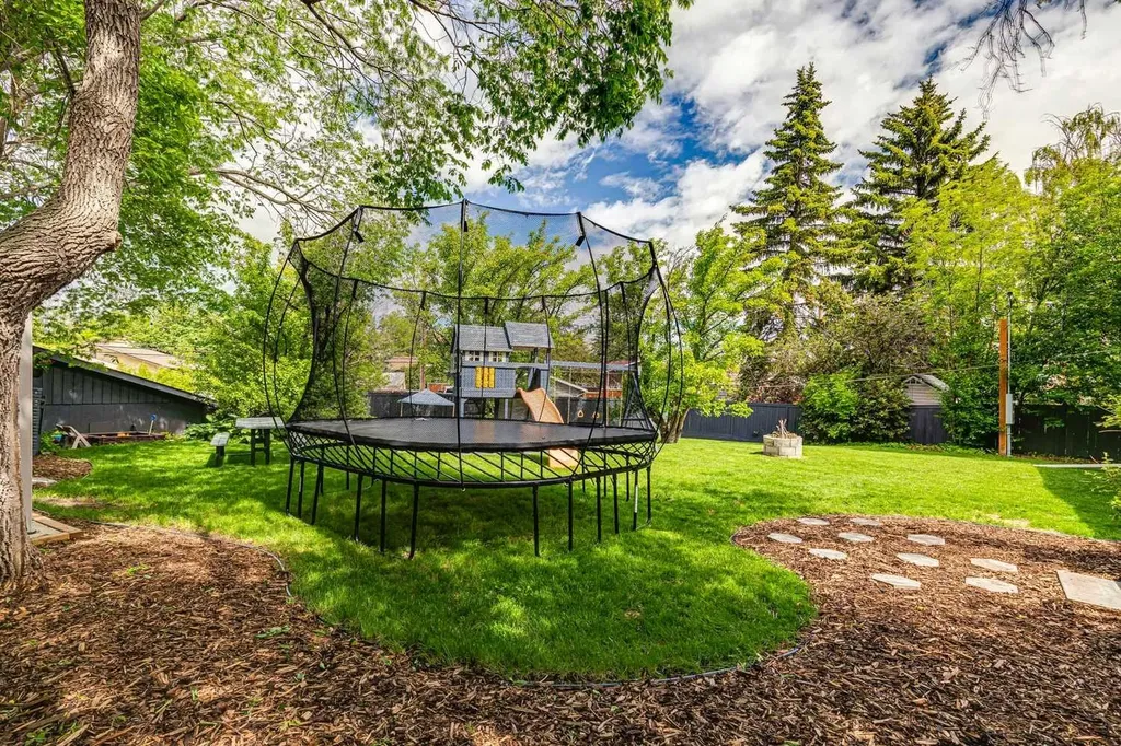 116 Gloucester Crescent SW Calgary AB T3E4V2