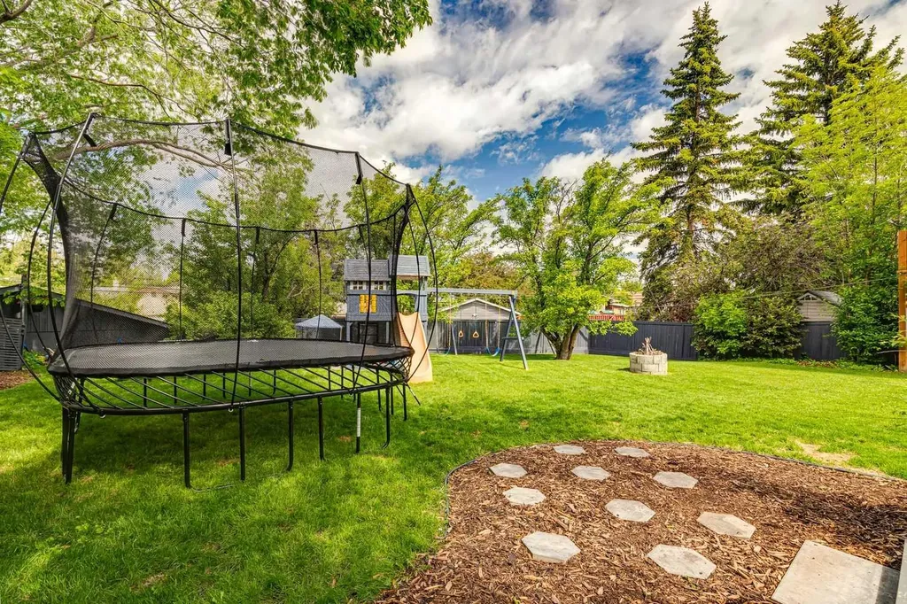 116 Gloucester Crescent SW Calgary AB T3E4V2