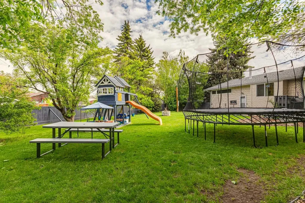 116 Gloucester Crescent SW Calgary AB T3E4V2