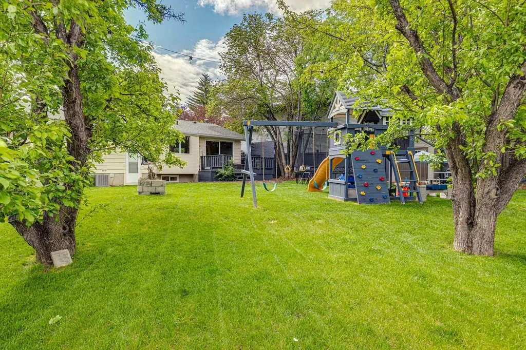 116 Gloucester Crescent SW Calgary AB T3E4V2