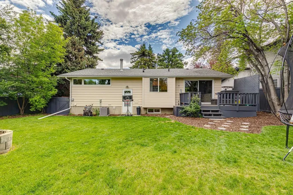 116 Gloucester Calgary AB T3E4V2