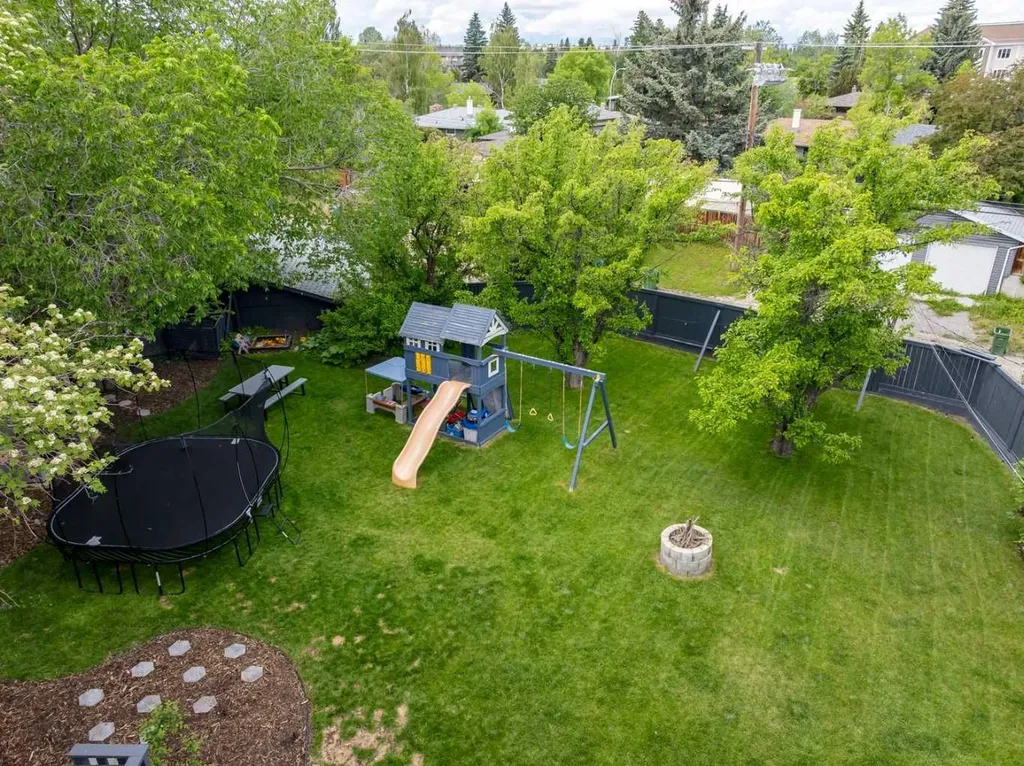 116 Gloucester Crescent SW Calgary AB T3E4V2