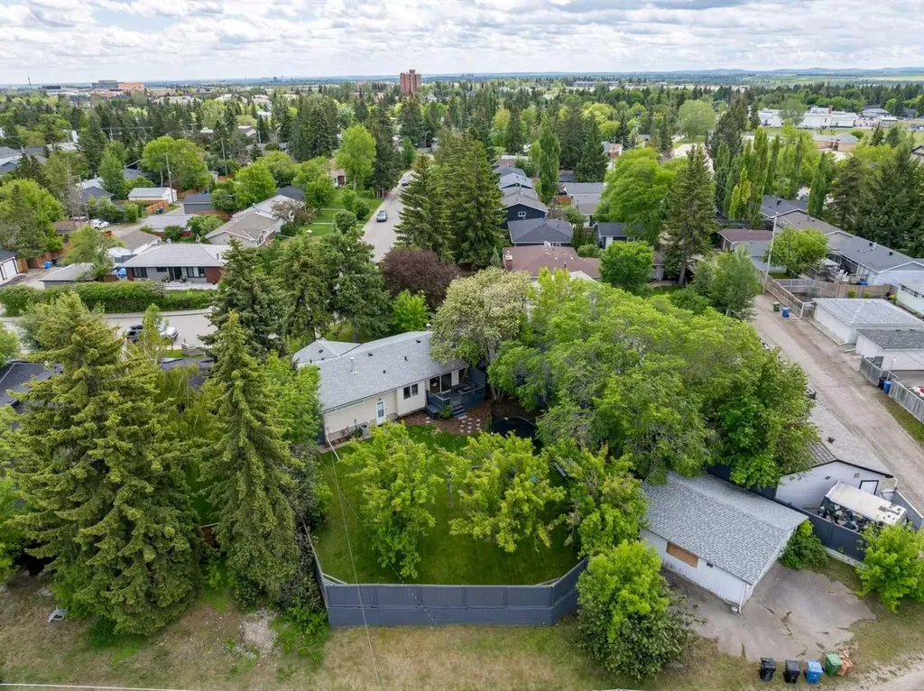 116 Gloucester Calgary AB T3E4V2