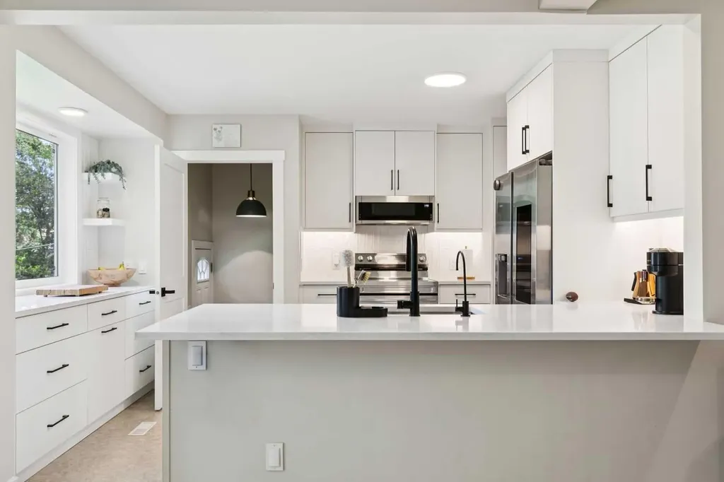 116 Gloucester Crescent SW Calgary AB T3E4V2