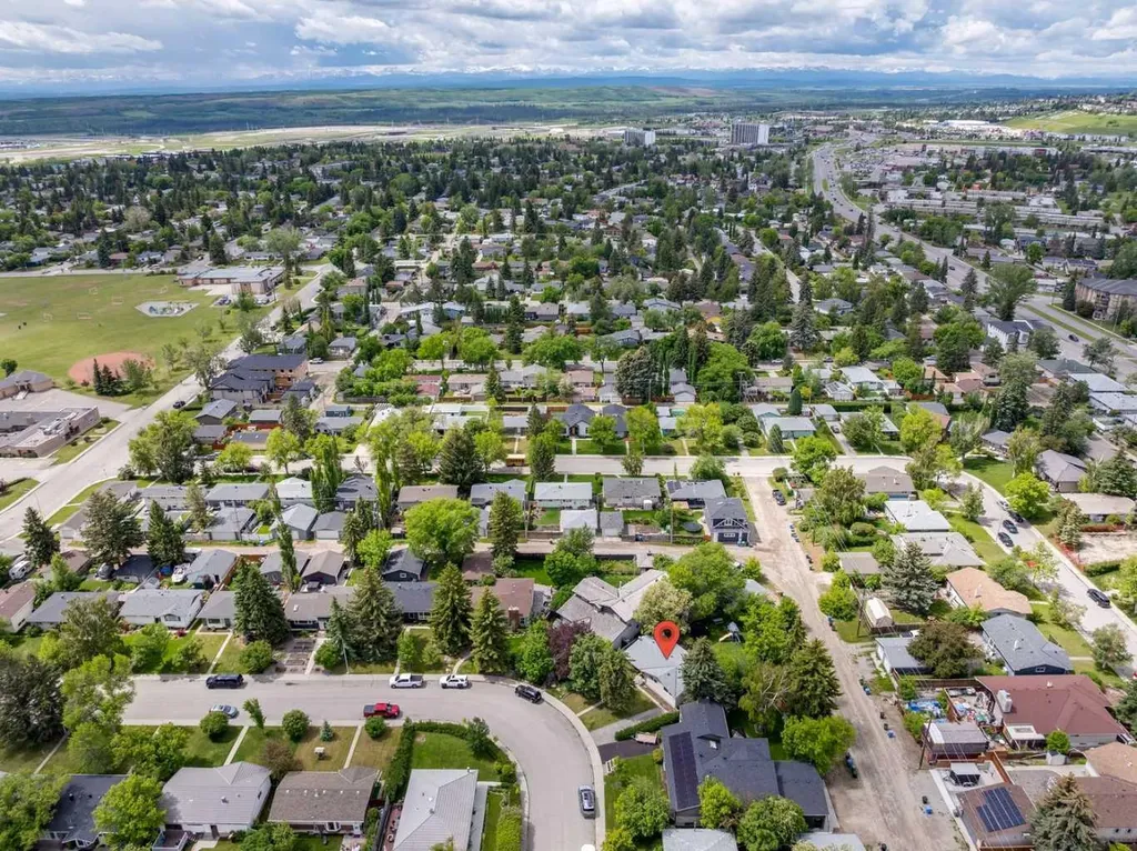 116 Gloucester Crescent SW Calgary AB T3E4V2