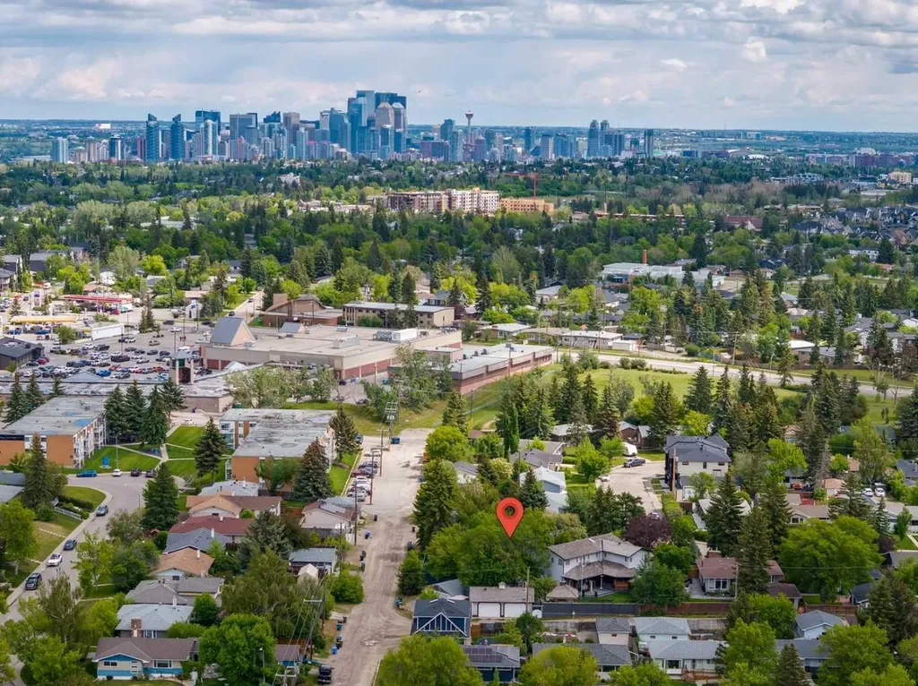 116 Gloucester Crescent SW Calgary AB T3E4V2
