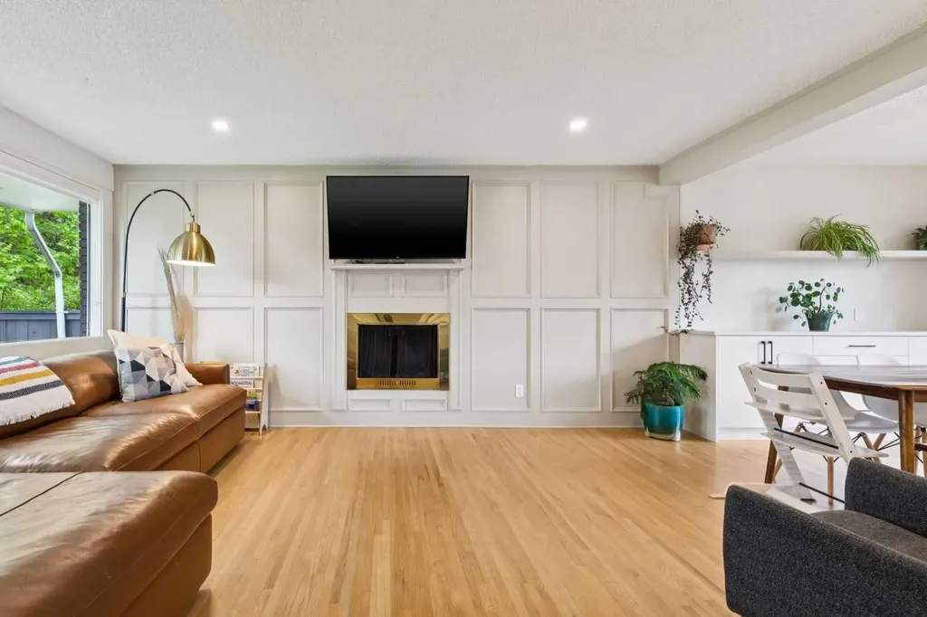 116 Gloucester Crescent SW Calgary AB T3E4V2