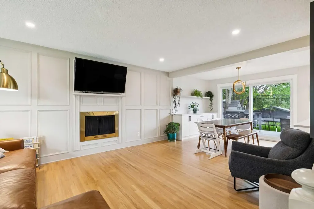 116 Gloucester Crescent SW Calgary AB T3E4V2