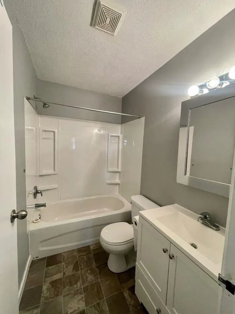 5611 9 Avenue Edson AB T7E 1R5