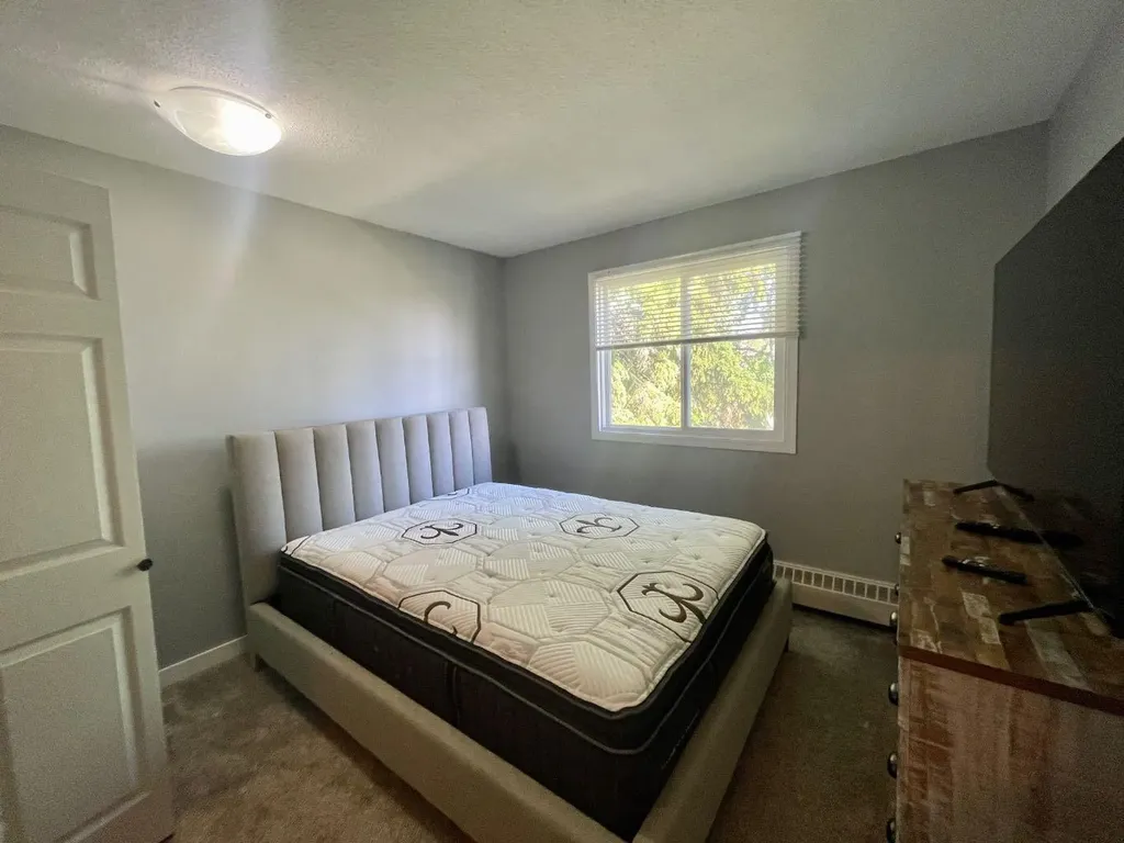 5611 9 Avenue Edson AB T7E 1R5