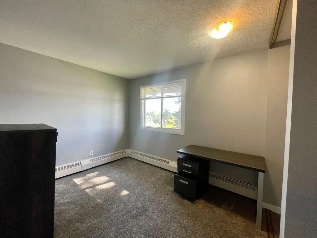 5611 9 Avenue Edson AB T7E 1R5