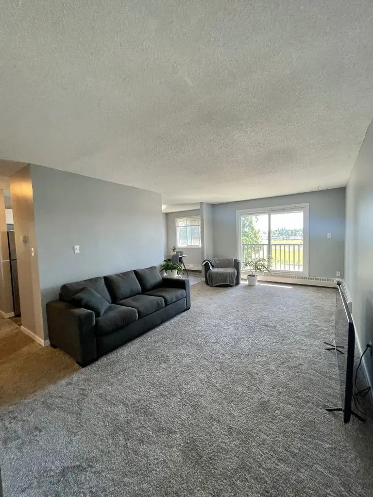 5611 9 Avenue Edson AB T7E 1R5