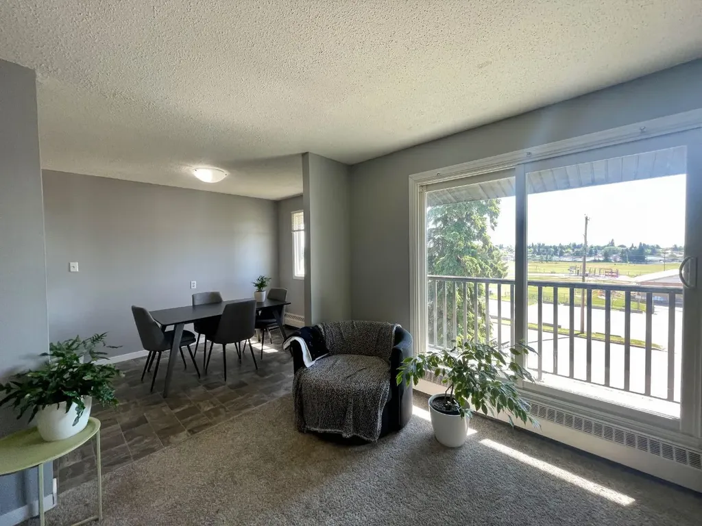5611 9 Avenue Edson AB T7E 1R5