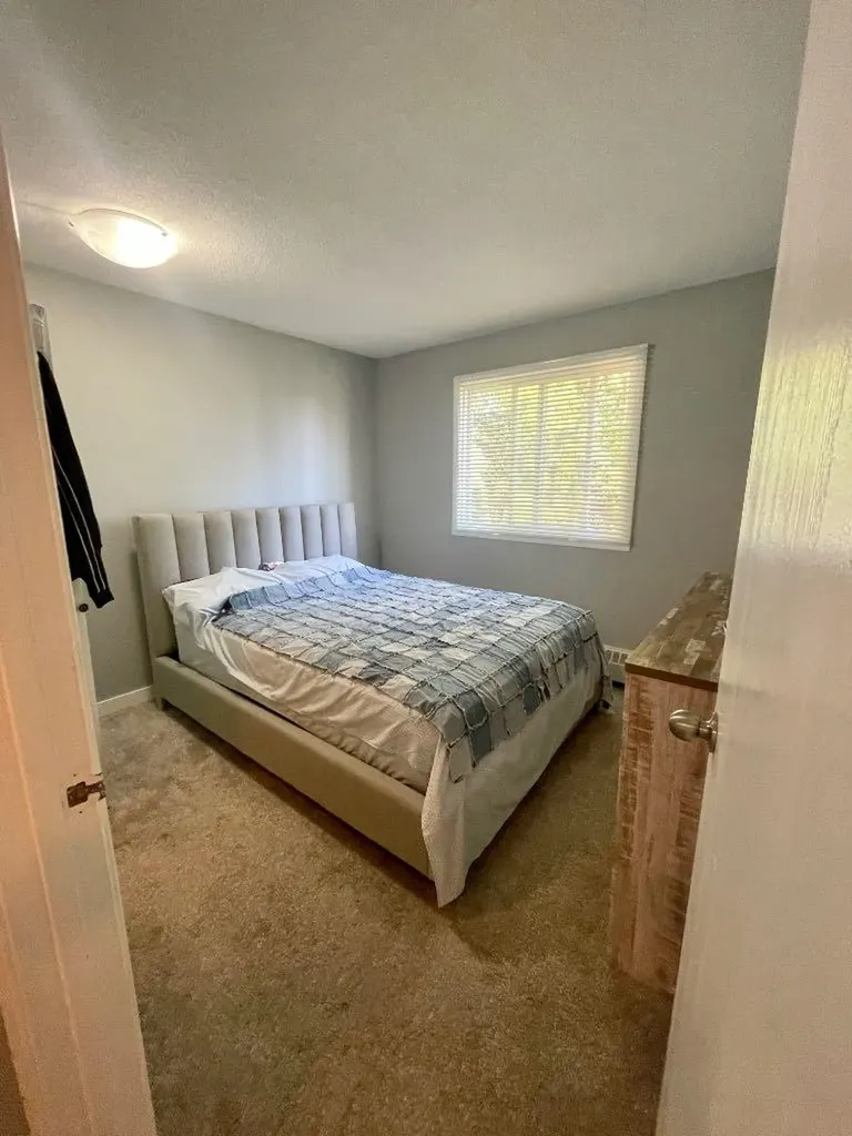5611 9 Avenue Edson AB T7E 1R5