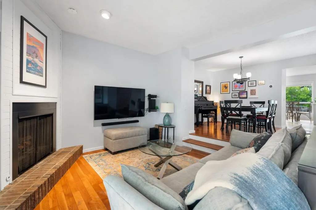 3302 50 Street NW Calgary AB T3A 2C6