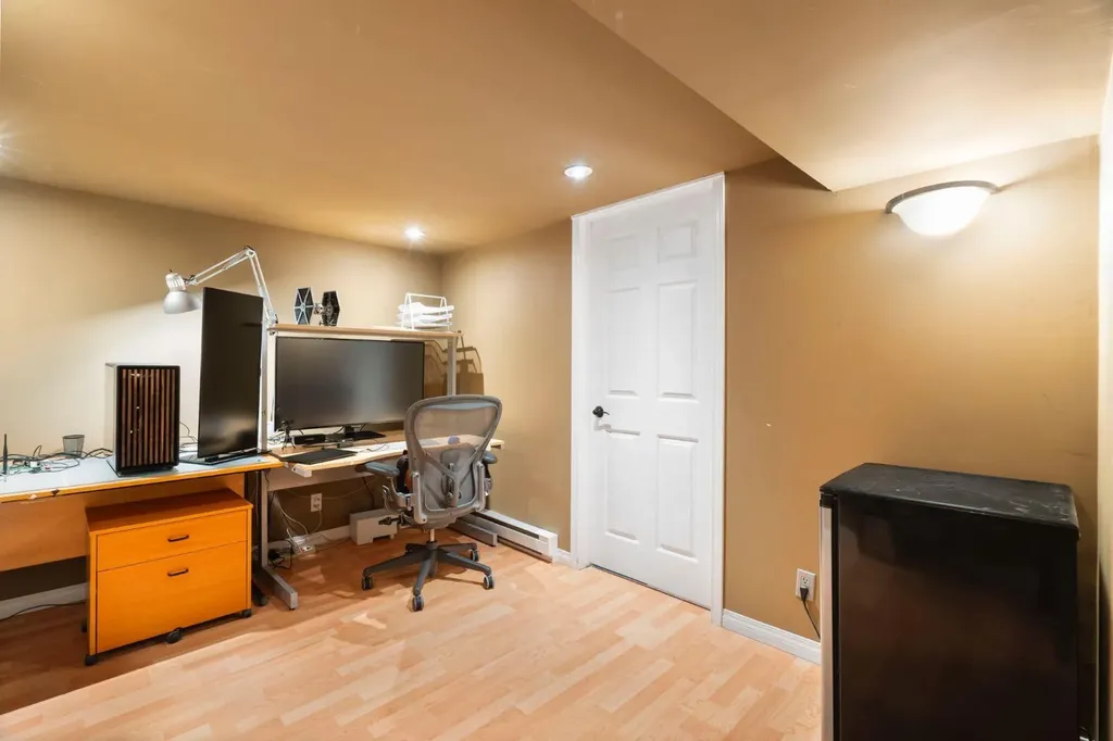 3302 50 Street NW Calgary AB T3A 2C6