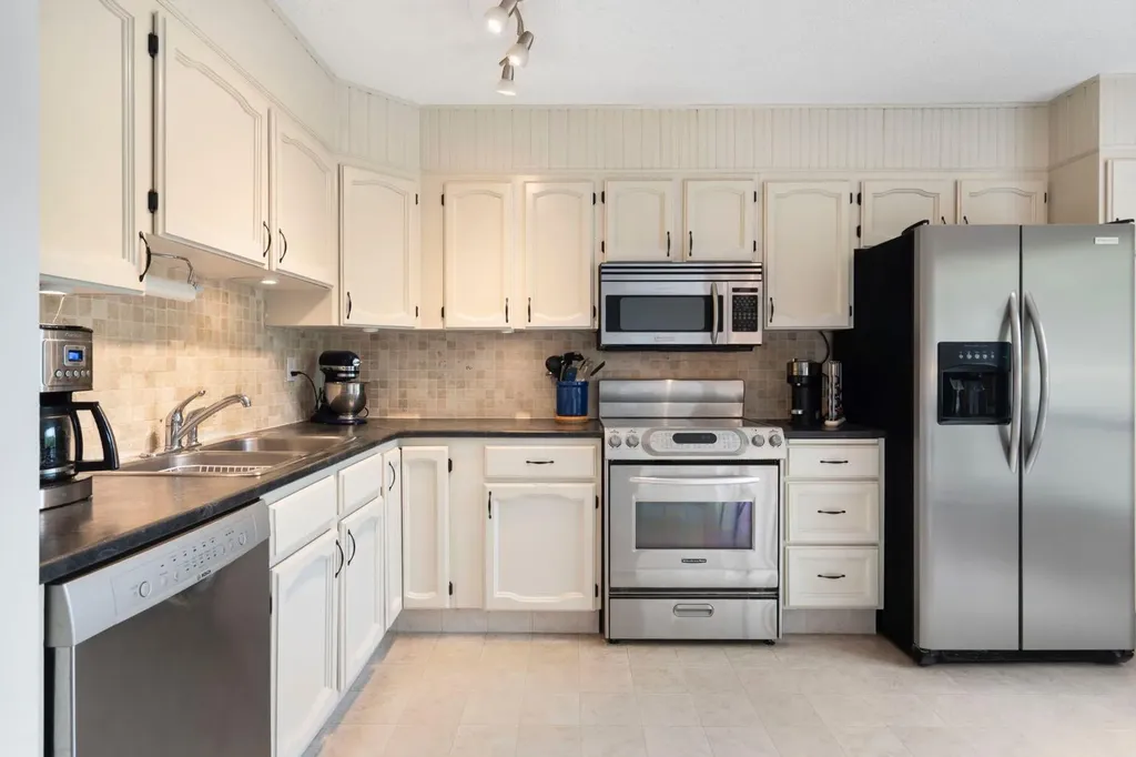 3302 50 Street NW Calgary AB T3A 2C6