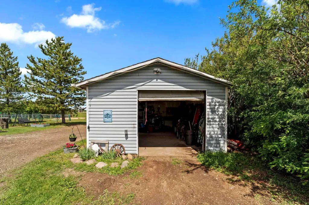 20 Township Road 484 Round Hill AB T0B 3Z0